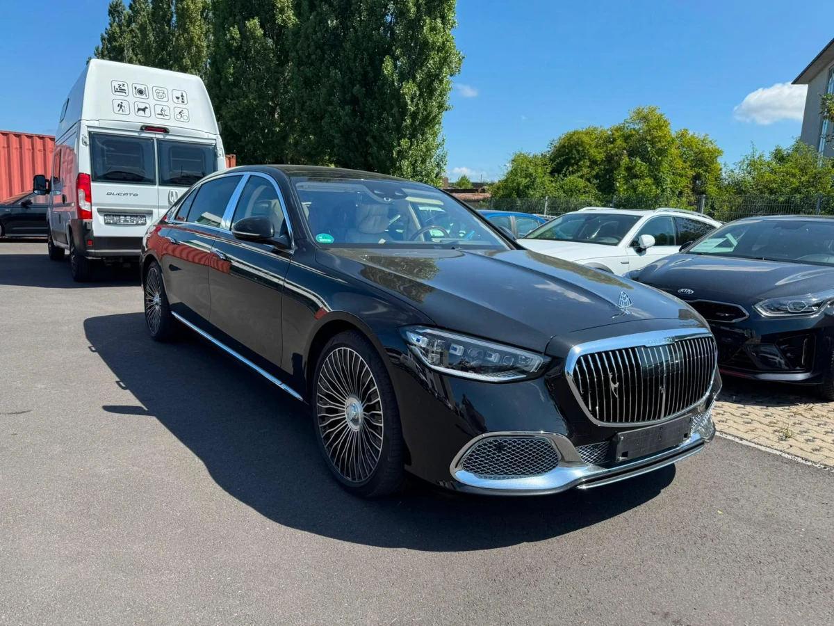 Maybach with professional driver, photo 1 of 6
