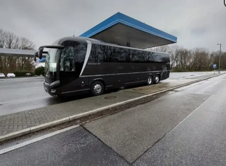 Touringcar 40-50 pax with professional driver, photo 1 of 5